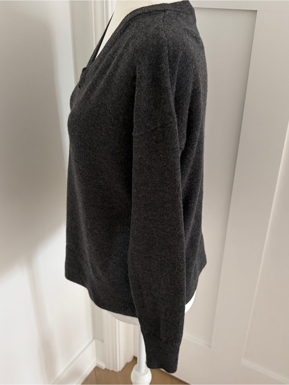 Icebreaker Women’s 100% Merino Wool V-Neck Sweater Charcoal Gray Sz S*51 - Picture 3 of 5